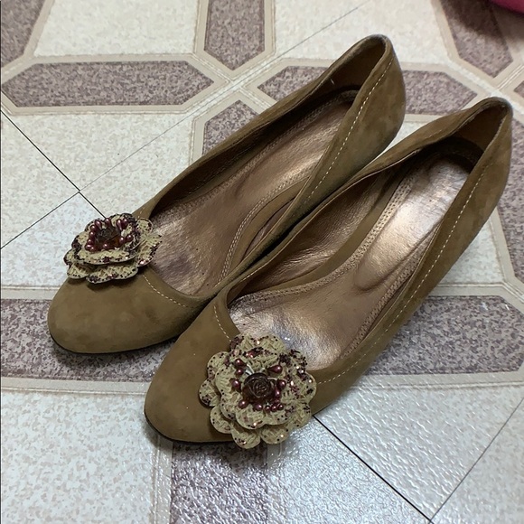 Leather Shoes with Flower Details - Picture 3 of 7